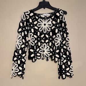 Chic Floral Crochet Crop Top in Black and White